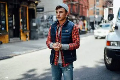 Áo sơ mi flannel kết hợp với áo gile và quần jeans