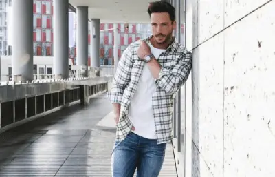 Áo sơ mi flannel trắng kết hợp với áo thun nam trắng và quần jeans