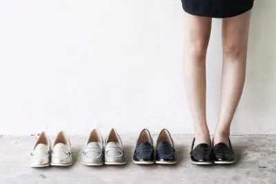 Đi chung giày với người hôi chân cũng có thể làm bạn bị lây bệnh hôi chân
