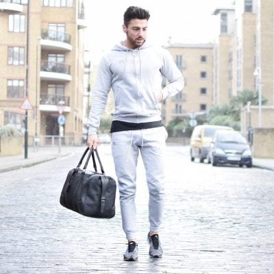 Áo hoodie, quần jogger, giày sneaker, một sự kết hợp hoàn hảo cho các chàng