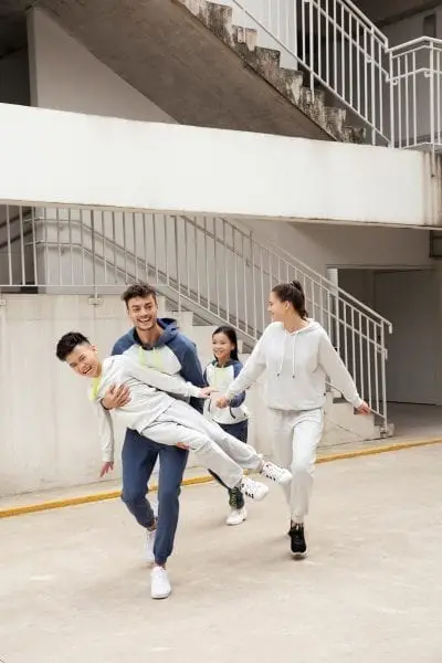 Áo Hoodie mang đến sự thoải mái, năng động cho người mặc