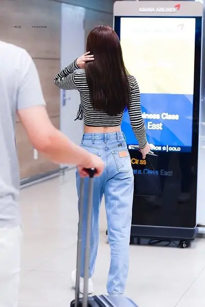Lăng xê gu thời trang đơn giản cùng quần cạp cao, áo croptop cũng đủ khiến Jennie trở thành tâm điểm được khen ngợi vóc dáng eo nhỏ vai thon ấn tượng. (Ảnh: Pinterest)