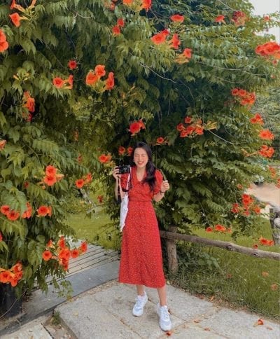 Cô nàng Travel Blogger Lê Hà Trúc cũng là một trong những tín đồ thời trang được giới trẻ quan tâm bên cạnh chuyện review du lịch. Vì cô nàng có gu thời trang khá chuẩn và mang một nét “tiểu thư kiêu kỳ”. 01 chiếc váy màu đỏ sẽ rất phù hợp với không khí Tết. Phối cùng giày sneaker cho phong cách nổi bật và phóng khoáng. Xinh như thế này thì làm sao phải ngại nhỉ.