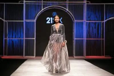Á hậu 2 Mâu Thủy là người mở màn cho thương hiệu 21Six tại Vietnam International Fashion Week