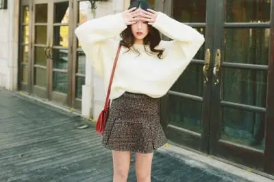 Điệu đà cùng áo len cánh rơi mix cùng chân váy dạ ngắn