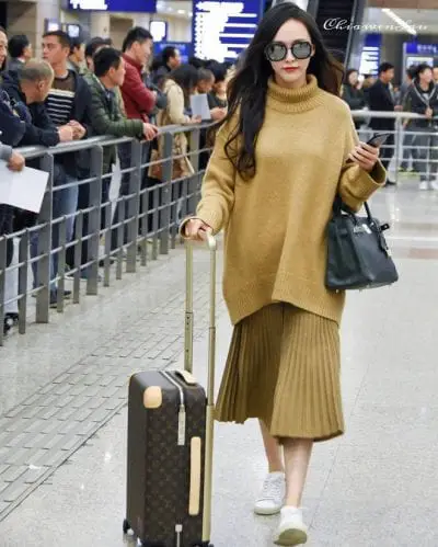 “Bắt chước” sao Hoa ngữ Mix chân váy xếp ly dài cùng áo len dáng rộng