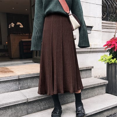 Chân váy xếp ly và áo len tay dài sẽ khiến bạn trông giống như một Fashionista phong cách