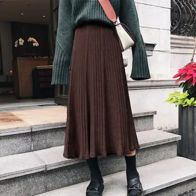 Chân váy xếp ly và áo len tay dài sẽ khiến bạn trông giống như một Fashionista phong cách