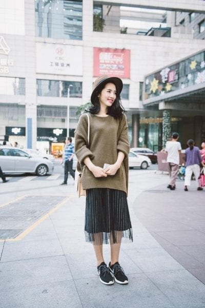Luôn xinh đẹp, trẻ trung khi mix áo len dáng rộng cùng chân váy xòe dài