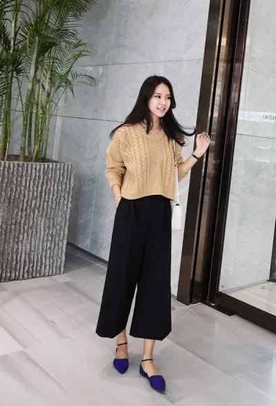 Thanh lịch nơi công sở cùng cách mix áo len và quần ống rộng
