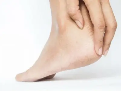 Nứt nẻ chân là hiện tượng hay gặp vào mùa đông