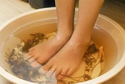 Ngâm chân với nước lá trà giúp loại bỏ mùi hôi chân