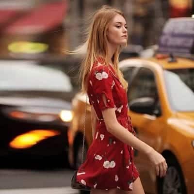 Váy đỏ buộc dây hoạ tiết hoa