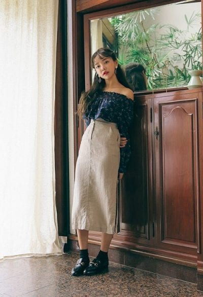 Áo trễ vai phối cùng chân váy Midi