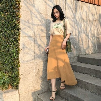 Chân váy Midi kết hợp với áo phông Slogan