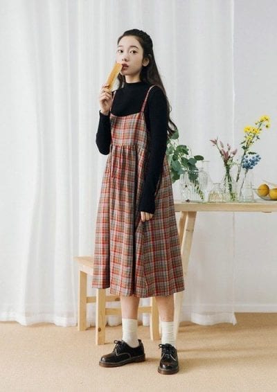 Phối váy hai dây kẻ ô với áo len cổ lọ