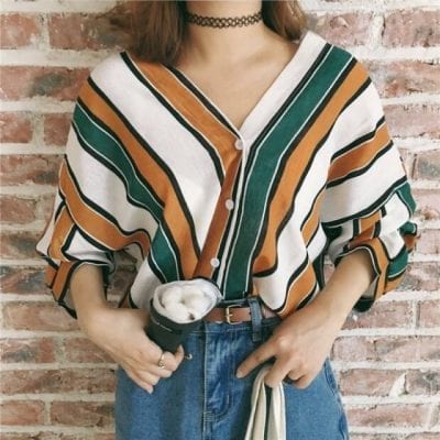 Những chiếc áo sơ mi kẻ với tông màu vàng – trắng – xanh quen thuộc