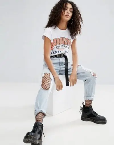 Phối quần jeans rách và tất lưới với áo thun slogan cực “ngầu”