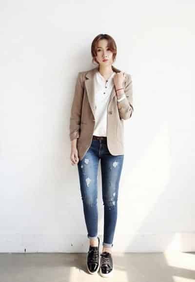 Áo blazer sẽ tăng điểm thanh lịch và nữ tính cho học sinh nữ cấp 3