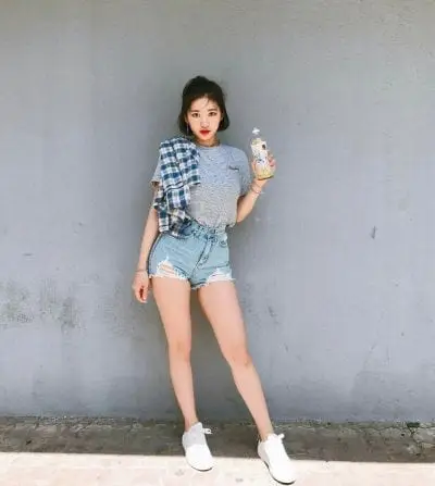 Combo quần short + giày thể thao chắc chắn là bí quyết “hack” dáng cực tuyệt vời. Đừng bỏ lỡ các nàng nhé.