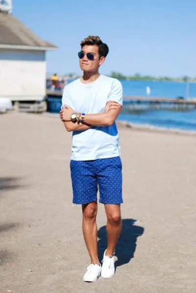 Quần sooc hoạ tiết ngộ nghĩnh cũng sẽ là một ý tưởng thú vị cho các chàng trai khi chọn đồ phối với áo thun