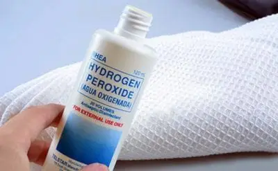 Sử dụng oxy già để tẩy trắng quần áo