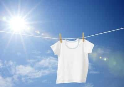 Phơi quần áo dưới ánh nắng mắt trời sẽ giúp khử đi mùi chua của giấm