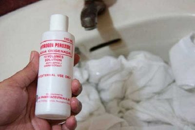 Mẹo tẩy quần áo bị mốc bằng oxy già