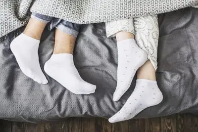 Đi tất khi ngủ để hạn chế hiện tượng nứt nẻ chân