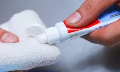 Tẩy trắng áo sơ mi bằng kem đánh răng