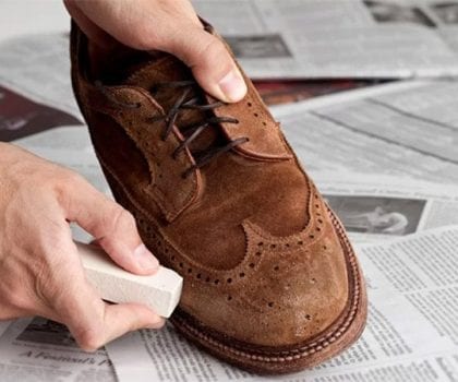 Sử dụng gôm để thay bàn chải vệ sinh giày