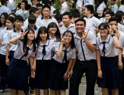 Đồng phục học sinh từ tiểu học đến phổ thông đều được may bằng vải Kate