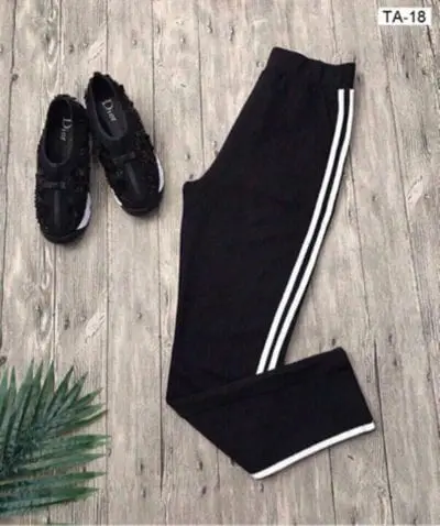 Legging 2 sọc có 2 túi trước – giá sỉ: 40,000 – 45,000đ /cái.