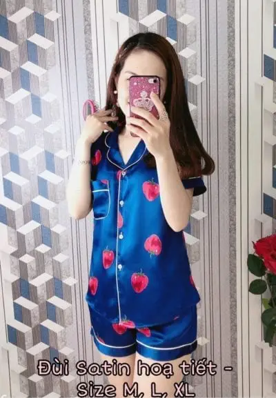 Bộ pijama lụa satin quần đùi đủ hình – Giá sỉ theo số lượng: 91,000 – 96,000đ /bộ.