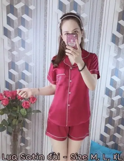 Bộ pijama lụa satin quần đùi mẫu mới 2019 – Giá sỉ theo số lượng: 87,000 – 92,000đ /bộ.