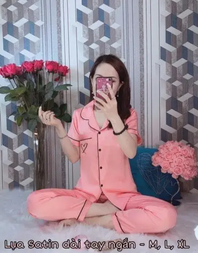 Bộ pijama lụa satin dài tay ngắn mẫu mới – Giá sỉ theo số lượng: 101,000 – 106,000đ /bộ.