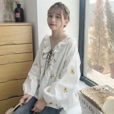 Nếu muốn trông trẻ trung hơn, chị em văn phòng hãy sắm ngay cho mình một chiếc áo sơ mi dáng baby doll.