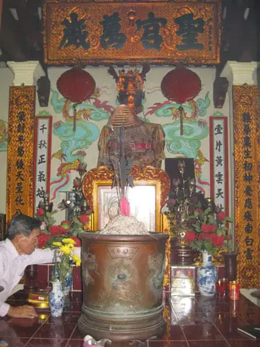Tượng thờ Tổ nghiệp Nguyễn Thị Sen tại Trạch Xá.