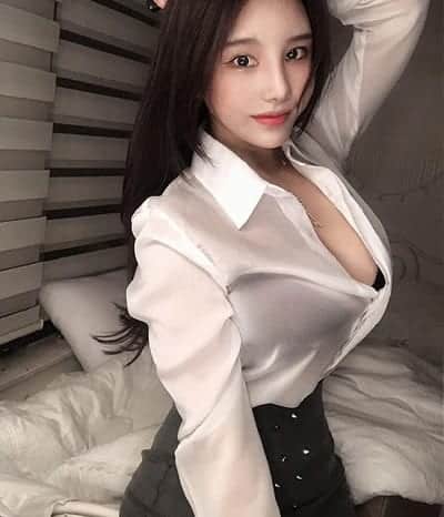 Một kiểu áo khác tương đối đẹp, lộ vừa đủ khiến nàng trông quyến rũ