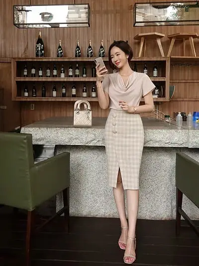 Những cô gái tuổi 30 làm việc nơi công sở, văn phòng, toà nhà đều đam mê chiếc chân váy bút chì này