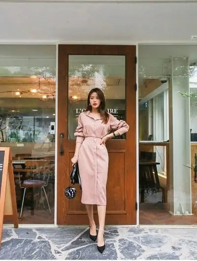 Giày cao gót màu đen cũng là item rất được yêu thích của chị em tuổi 30