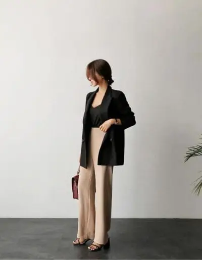 Áo blazer đen cổ điển chính là bảo bối giúp nàng độ tuổi 30 mặc tôn lên vẻ đẹp trẻ trung, sang trọng