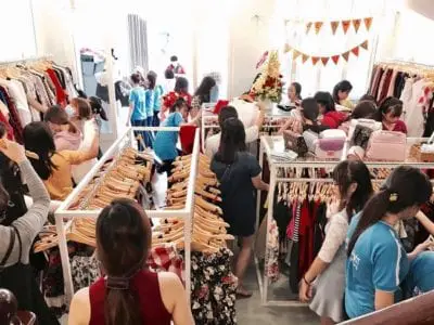 Giày dép, quần áo, túi xách tại nhà kho ký gửi Give Away có đủ từ cũ đến mới