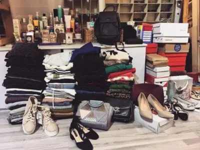 Consignista chuyên dịch vụ nhận đồ kí gửi của khách hàng sau đó bán lại cho những người có nhu cầu