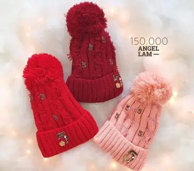 Mũ len tại shop Angel Lam có kiểu dáng đơn giản nhưng được phối màu độc đáo, giúp tôn lên làn da trắng hồng của người đội