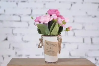 Hoa tươi ở Trà Flowers có loại bó chỉ từ 99.000 với loại giấy gói thanh lịch, sang trọng