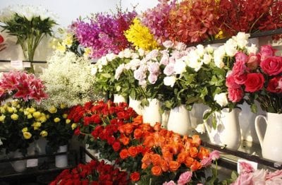 Đội ngũ nhân viên luôn cập nhật những xu hướng hoa tươi thịnh hành mới nhất mang lại cho khách hàng sự hài lòng