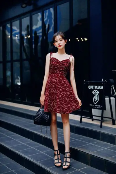 Váy liền thân dáng ngắn là trang phục dễ sử dụng. Ở mùa nóng, các mẫu đầm đậm chất bánh bèo thường được khai thác dáng hai dây để mang tới phong cách hợp mùa
