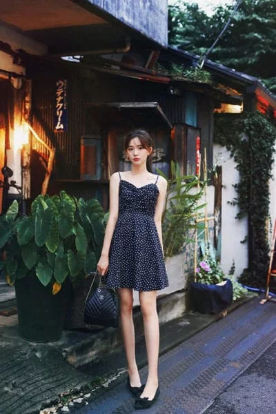 Đầm hoạ tiết chấm bi đơn giản vẫn có thể giúp phái đẹp thu hút người đối diện nhờ chi tiết. hai dây mảnh, dáng ngắn gợi cảm