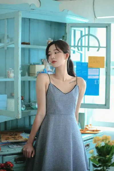 Váy dành cho các nàng có bờ vai thon, làn da sáng và thích diện trang phục gợi cảm chừng mực khi ra phố